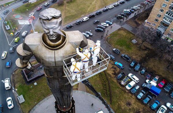モスクワにあるユーリ・ガガーリン像を洗浄 - Sputnik 日本