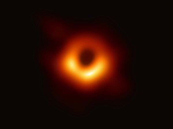 史上初めて撮影に成功した「M87」銀河の中心にあるブラックホール - Sputnik 日本