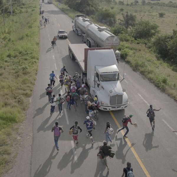 「移民キャラバン（The Migrant Caravan）」シリーズの１枚。ピーター・テン・フーペン氏撮影 - Sputnik 日本