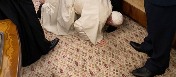 ローマ法王、南スーダン両勢力指導者の靴にキス 両者に和平呼びかけ ローマ法王、南スーダン両勢力指導者の靴にキス 両者に和平呼びかけ - Sputnik 日本