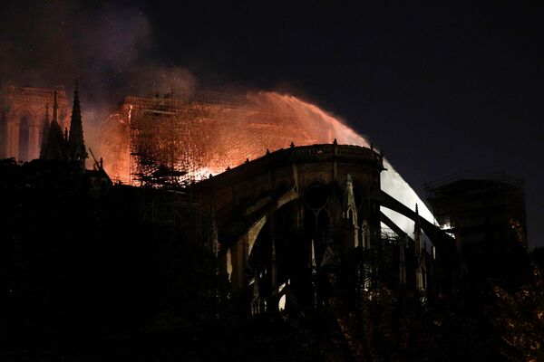 ノートルダム大聖堂での火災の消火活動 - Sputnik 日本
