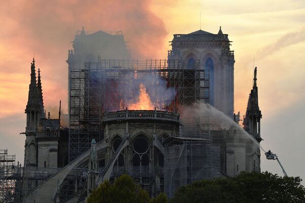 ノートルダム大聖堂での火災の消火活動 - Sputnik 日本