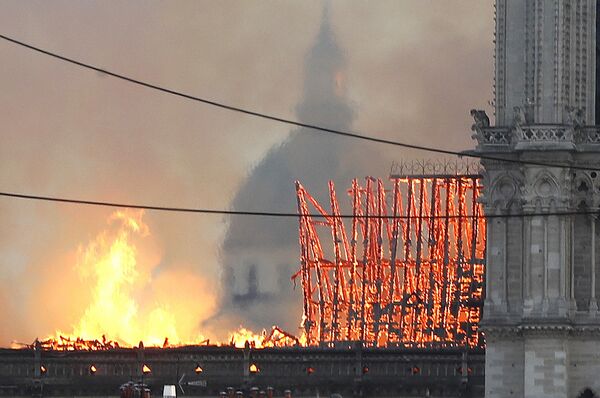 パリのノートルダム大聖堂で大きな火災 - Sputnik 日本