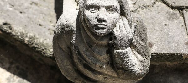 Горгулья на фасаде собора Парижской Богоматери Горгулья на фасаде собора Парижской Богоматери - Sputnik 日本