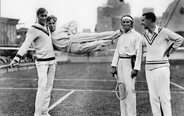 チャップリン（左から２番目）、友達とテニスコートで - Sputnik 日本