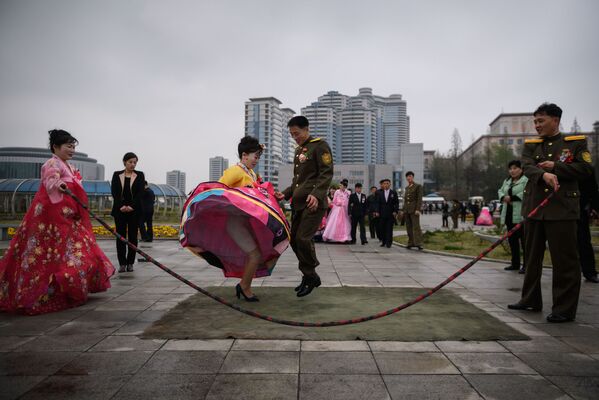 朝鮮民主主義人民共和国（北朝鮮）で、結婚記念写真の撮影時に大縄跳びをする新婚夫婦 - Sputnik 日本