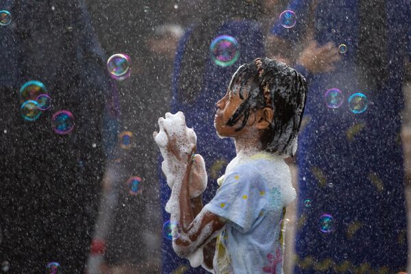 ミャンマーの旧正月「ティンジャン」を祝う水かけ祭りで、石けんの泡に包まれた少女 - Sputnik 日本