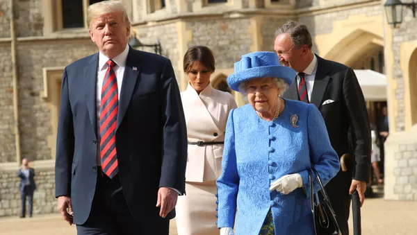 トランプ氏とエリザベス英女王（アーカイブ写真）
