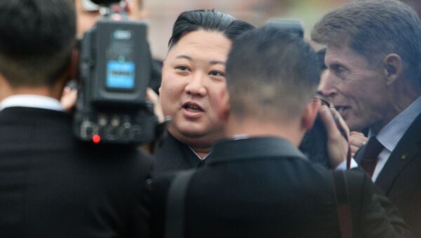 Лидер КНДР Ким Чен Ын на торжественной церемонии встречи во Владивостоке - Sputnik 日本