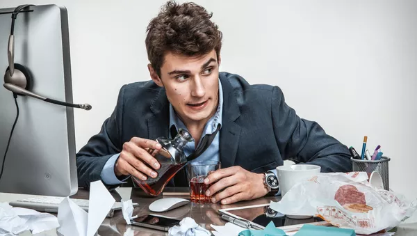 アルコールを飲んでいる男性（アーカイブ写真） - Sputnik 日本