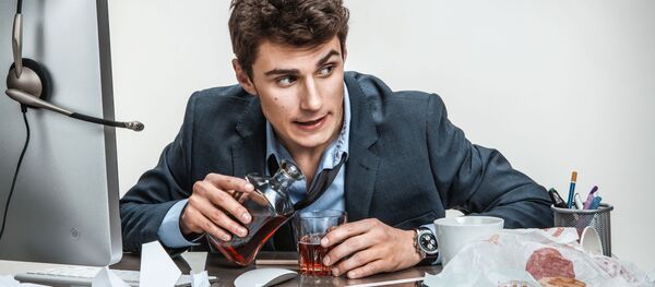 アルコールを飲んでいる男性(アーカイブ写真) アルコールを飲んでいる男性(アーカイブ写真) - Sputnik 日本