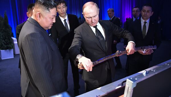 金正恩氏がプーチン大統領に朝鮮の刀を贈答　「力と民族の魂の化身」 - Sputnik 日本