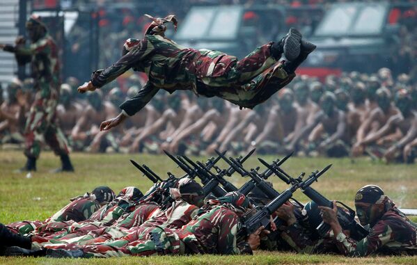 拳銃を持った兵士たちの上を飛び越えるインドネシア軍特殊部隊の兵士、インドネシア - Sputnik 日本