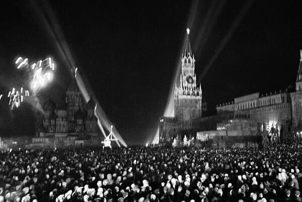 １９４５年５月９日、赤の広場には１４発の祝砲があげられた - Sputnik 日本