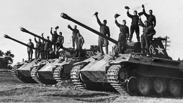 ナチスドイツから奪った戦車に乗るソ連戦車部隊、プラハ近郊