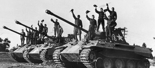 ナチスドイツから奪った戦車に乗るソ連戦車部隊、プラハ近郊 ナチスドイツから奪った戦車に乗るソ連戦車部隊、プラハ近郊 - Sputnik 日本