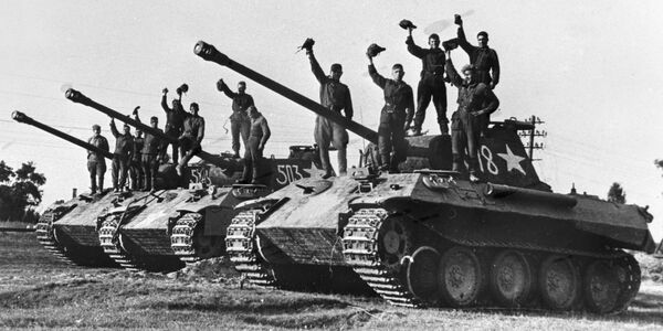 ナチスドイツから奪った戦車に乗るソ連戦車部隊、プラハ近郊 - Sputnik 日本