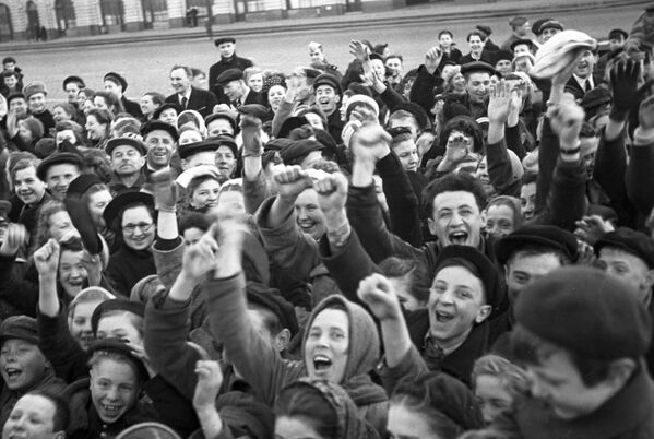 １９４５年５月９日の朝、戦勝を知ったモスクワ市民が赤の広場へ集まってきた - Sputnik 日本
