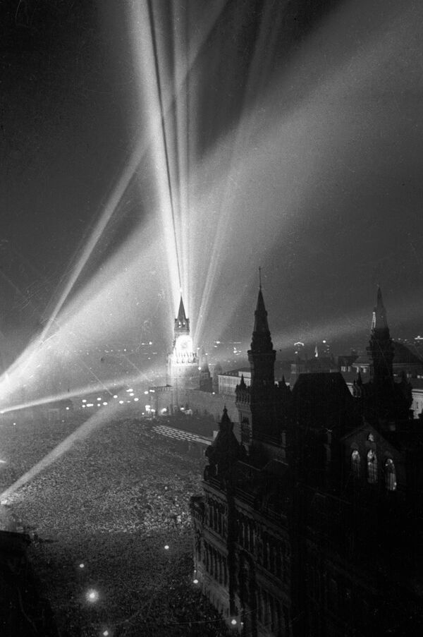１９４５年５月９日の戦勝を祝い、モスクワの赤の広場で祝砲があげられた - Sputnik 日本