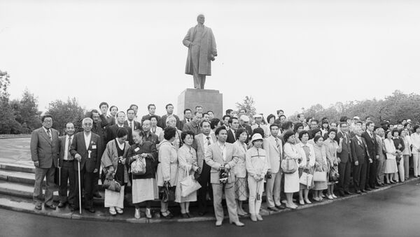 北海道からの代表団がユジノサハリンスクの中央広場のレーニン像の近くで写真撮影 - Sputnik 日本