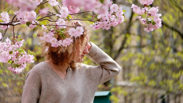 女性と桜、「友好の庭園」にて  - Sputnik 日本