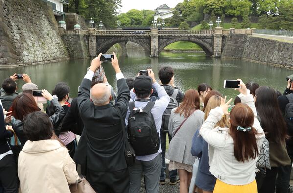 皇居の二重橋の写真を撮る人々 - Sputnik 日本
