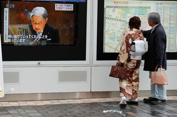 天皇陛下の退位に関するニュースを放映するスクリーン - Sputnik 日本