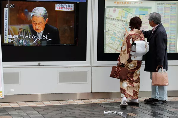 天皇陛下の退位に関するニュースを放映するスクリーン 天皇陛下の退位に関するニュースを放映するスクリーン - Sputnik 日本