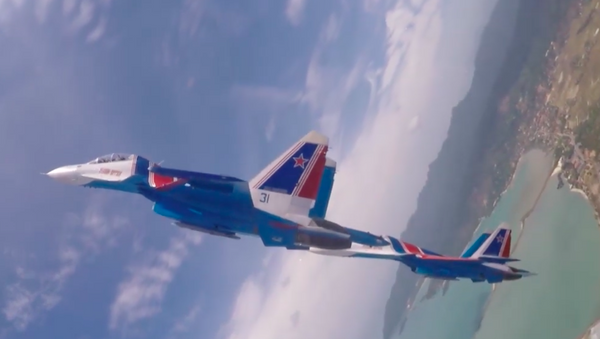 露空軍「ロシアンナイツ」、戦闘機スホイ３０で展示飛行 - Sputnik 日本