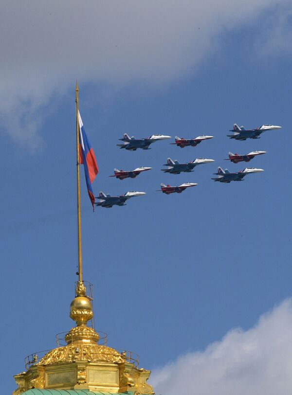 パイロットグループ「ロシアの勇士たち」の乗った多目的戦闘機「Ｓｕ－３０」と、　グループ「アマツバメ」の乗ったＭｉＧ－２９、戦勝記念日のリハーサルで  - Sputnik 日本
