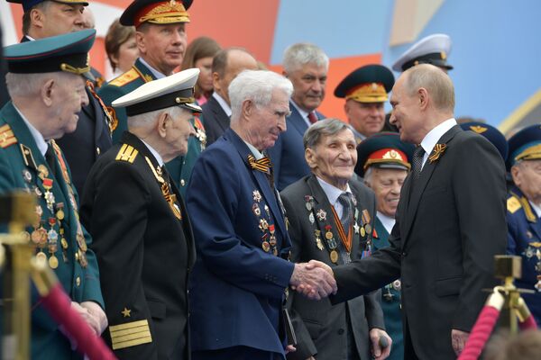プーチン大統領が戦勝記念軍事パレード開始前に退役軍人に歓迎の挨拶 - Sputnik 日本
