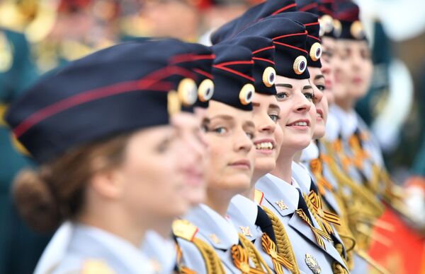 赤の広場の戦勝記念軍事パレードに参加した女性士官候補生 - Sputnik 日本