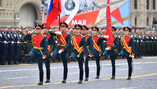 赤の広場の戦勝記念軍事パレードで行進した旗手隊 - Sputnik 日本
