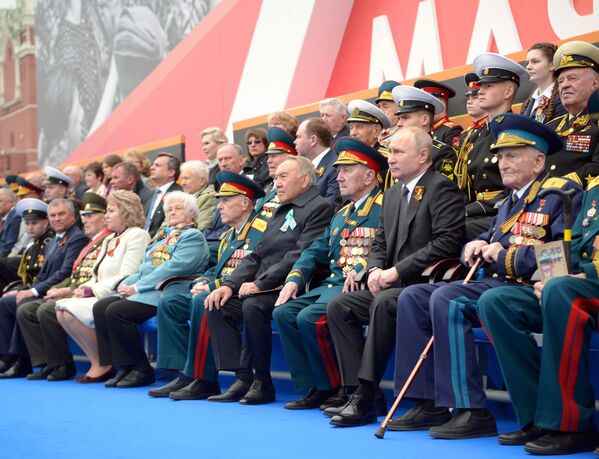 戦勝記念軍事パレードに出席したプーチン大統領。赤の広場で - Sputnik 日本