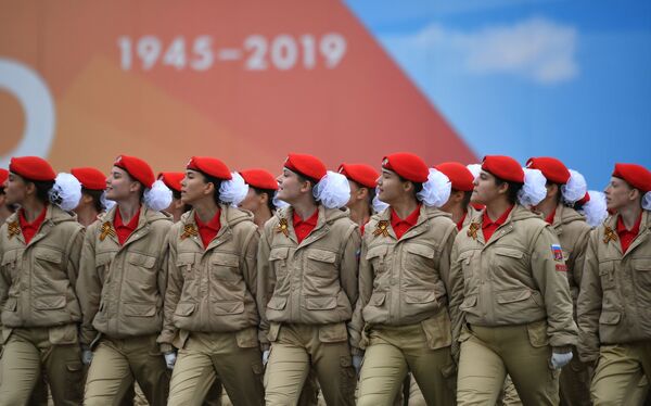 赤の広場で戦勝記念軍事パレードで行進した全ロシア青少年愛国運動組織「ユナルミヤ」のパレード隊 - Sputnik 日本