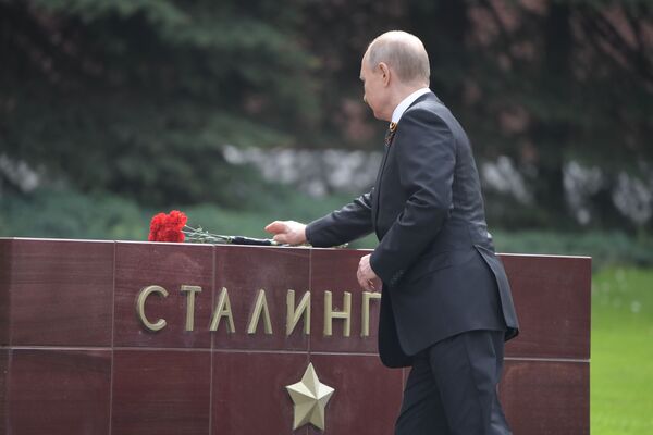 プーチン大統領が無名戦士の墓に献花 - Sputnik 日本