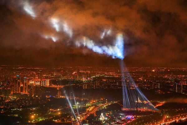 花火の打ち上げが始まる前のポクロンナヤの丘の「戦勝記念公園」の眺め、モスクワ  - Sputnik 日本