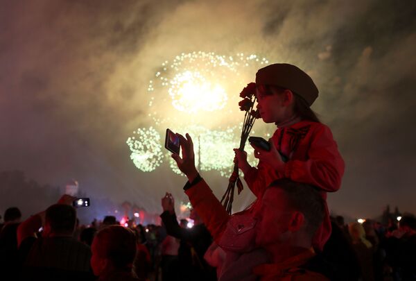 「戦勝記念日」の祝賀花火が上がっている最中のポクロンナヤの丘の「戦勝記念公園」、モスクワ - Sputnik 日本