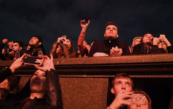「戦勝記念日」の祝賀花火を眺める人々、モスクワ - Sputnik 日本