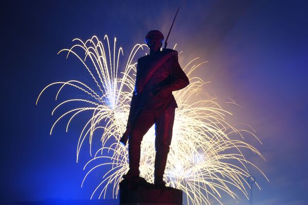 モスクワのポクロンナヤの丘での「戦勝記念日」の祝賀花火 - Sputnik 日本