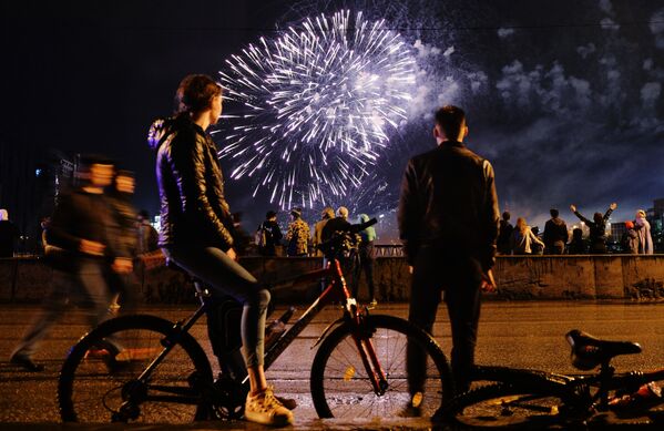 「戦勝記念日」の祝賀花火を眺める人々、エカテリンブルク - Sputnik 日本