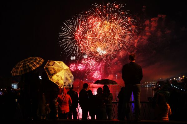 「戦勝記念日」の祝賀花火を眺める人々、エカテリンブルク - Sputnik 日本