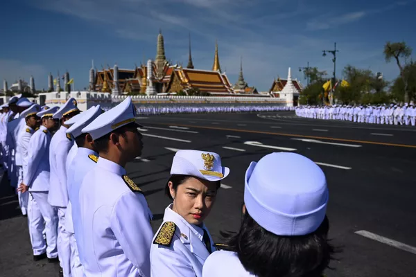 タイ国王のラーマ10世の戴冠式到着を待つ関係者。バンコク タイ国王のラーマ10世の戴冠式到着を待つ関係者。バンコク - Sputnik 日本