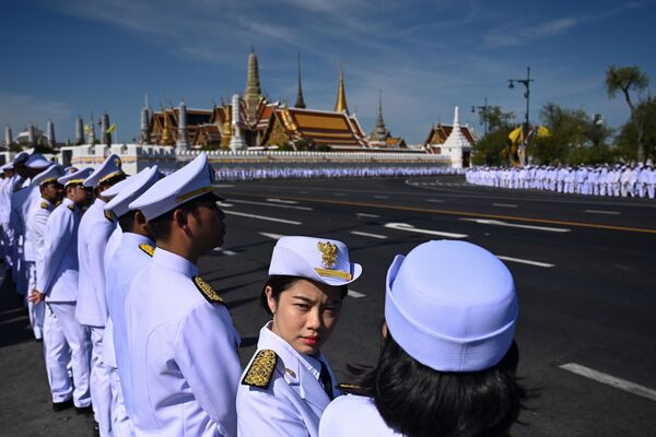 タイ国王のラーマ10世の戴冠式到着を待つ関係者。バンコク - Sputnik 日本