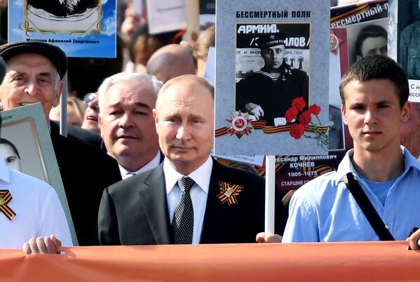 プーチン大統領が前線に立った父ウラジーミル・スピリドノヴィチ・プーチンの肖像写真を手に「不滅の連隊」運動に参加 - Sputnik 日本