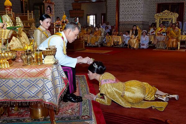 ラーマ１０世が戴冠式で娘のシリワンナワリーナーリーラット王女を祝福。バンコク - Sputnik 日本