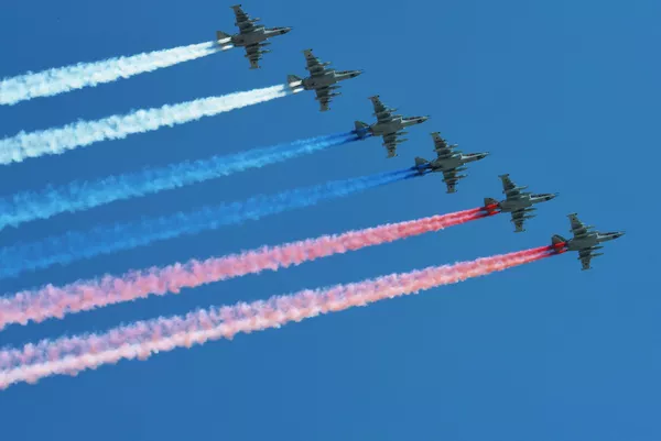 攻撃機「Su−25BM」が赤の広場で軍事パレードのリハーサルで飛行 攻撃機「Su−25BM」が赤の広場で軍事パレードのリハーサルで飛行 - Sputnik 日本