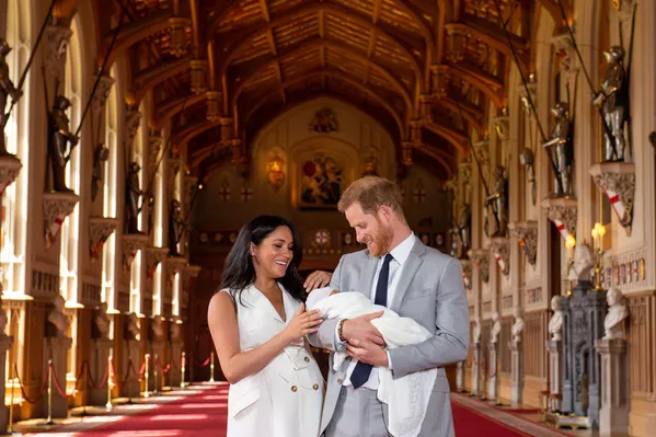 第一子を抱えたヘンリー英王子とメーガン妃 第一子を抱えたヘンリー英王子とメーガン妃 - Sputnik 日本