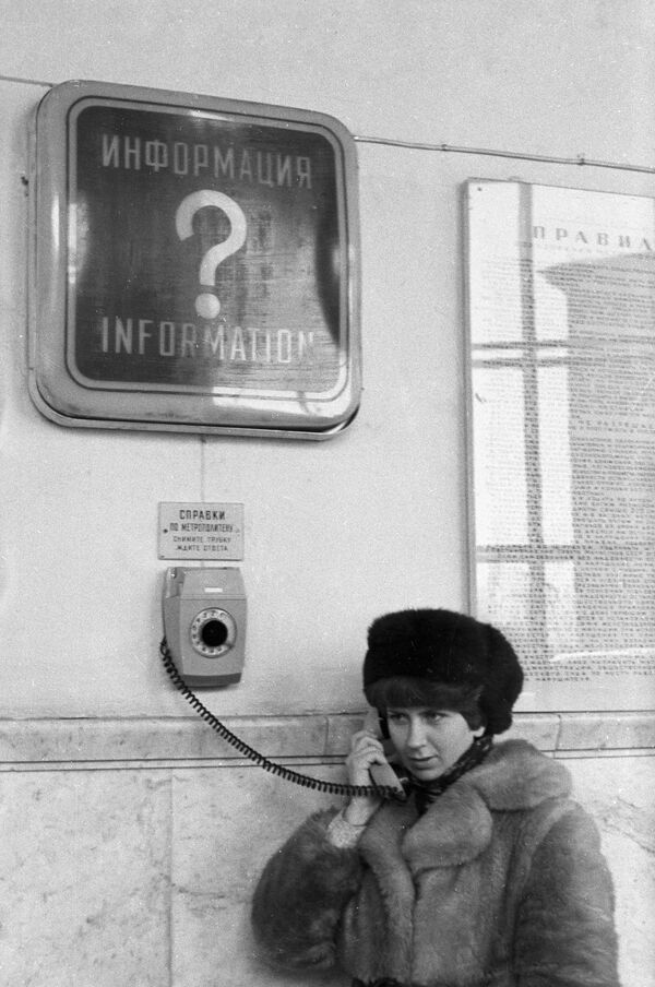 地下鉄の運行情報を得ることができる駅のロビーに設置された電話、１９８０年 - Sputnik 日本