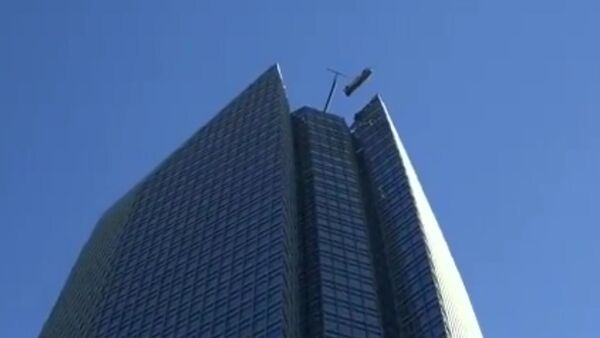 恐ろしいブランコ：米国の高層ビルの屋上で窓の清掃員が乗ったゴンドラが制御不能に【写真・動画】 - Sputnik 日本